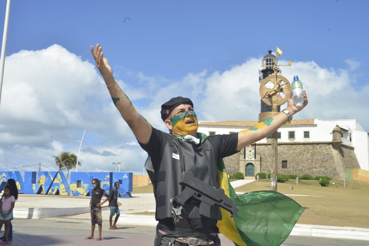 Policiais promovem manifestação no Foral da Barra pela morte de Wesley  Soares - BAHIA NO AR