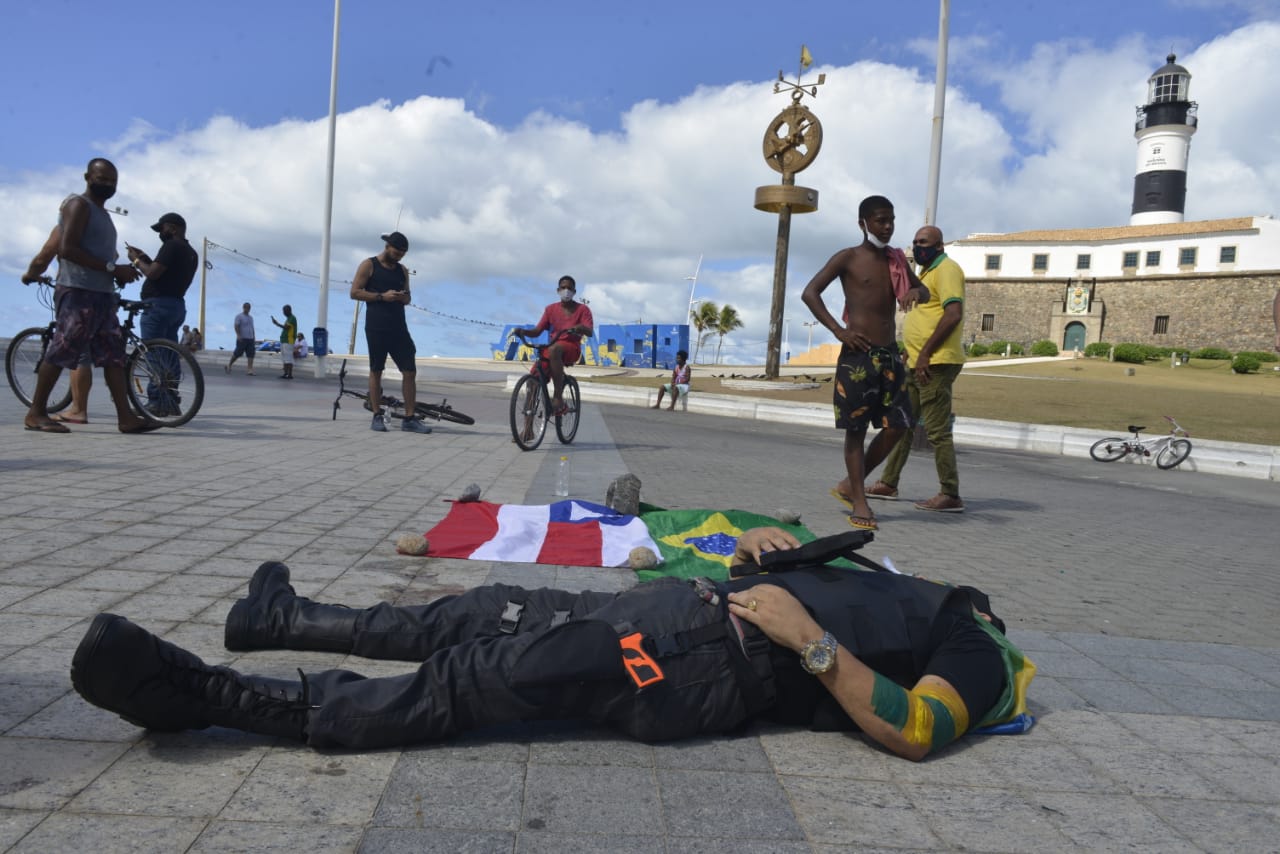 Policiais promovem manifestação no Foral da Barra pela morte de Wesley  Soares - BAHIA NO AR