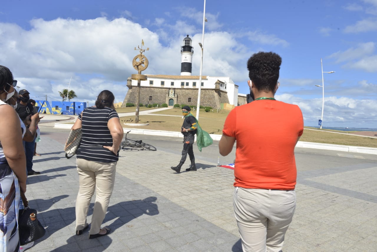 Policiais promovem manifestação no Foral da Barra pela morte de Wesley  Soares - BAHIA NO AR