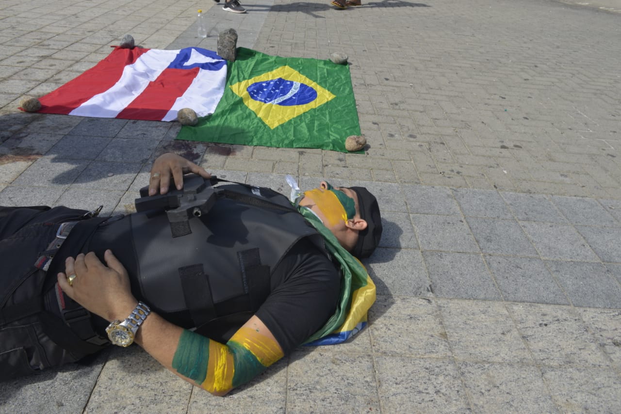 Policiais promovem manifestação no Foral da Barra pela morte de Wesley  Soares - BAHIA NO AR