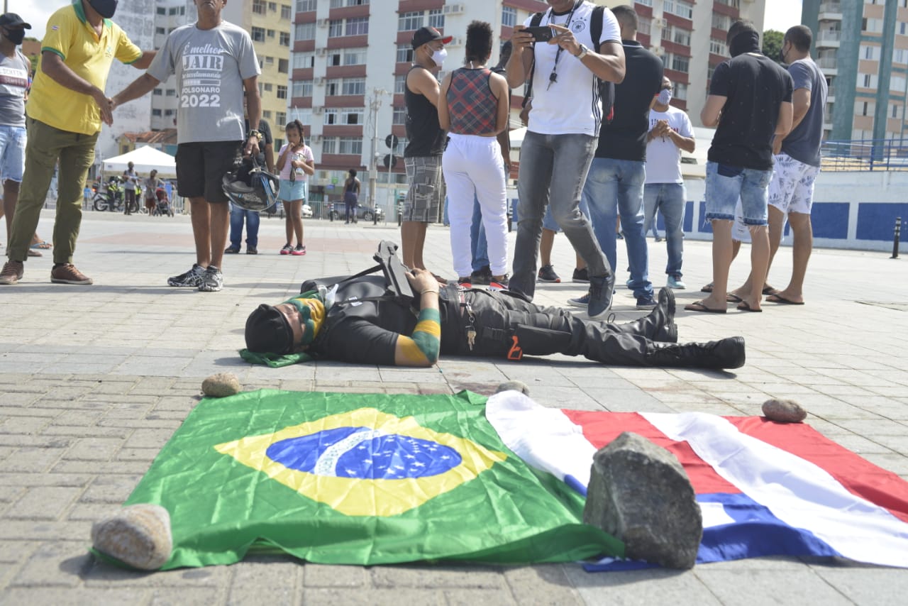 Policiais promovem manifestação no Foral da Barra pela morte de Wesley  Soares - BAHIA NO AR