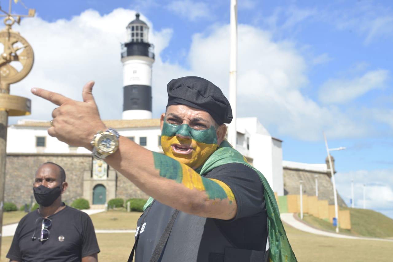 Policiais promovem manifestação no Foral da Barra pela morte de Wesley  Soares - BAHIA NO AR