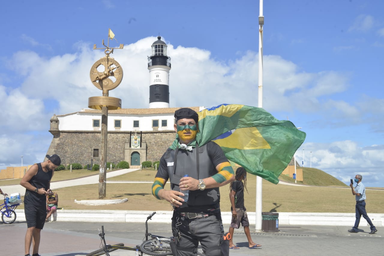 Policiais promovem manifestação no Foral da Barra pela morte de Wesley  Soares - BAHIA NO AR