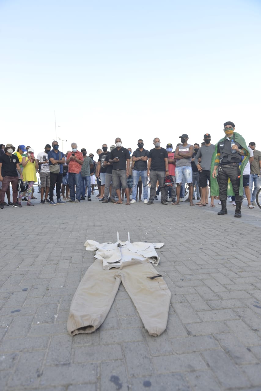 Policiais promovem manifestação no Foral da Barra pela morte de Wesley  Soares - BAHIA NO AR