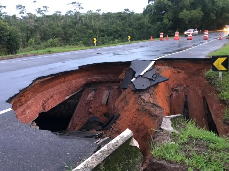 Chuva forte abre cratera em rodovia de Sergipe e deixa uma pessoa