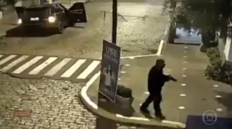 Fuzis e metralhadoras foram usadas pelos criminosos | Foto: Reprodução | TV Globo