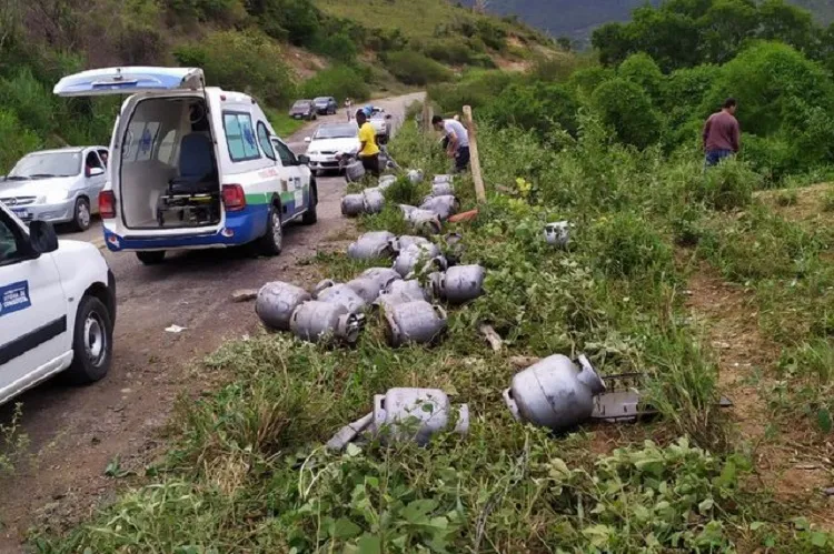 Por conta do acidente, a carga ficou espalhada na pista da rodovia | Foto: Reprodução | Blog do Anderson