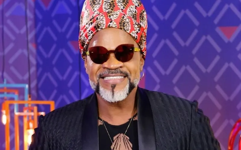 Ao anunciar a música, Brown fez referência a uma mensagem enviada pela paraibana à ele em 2018