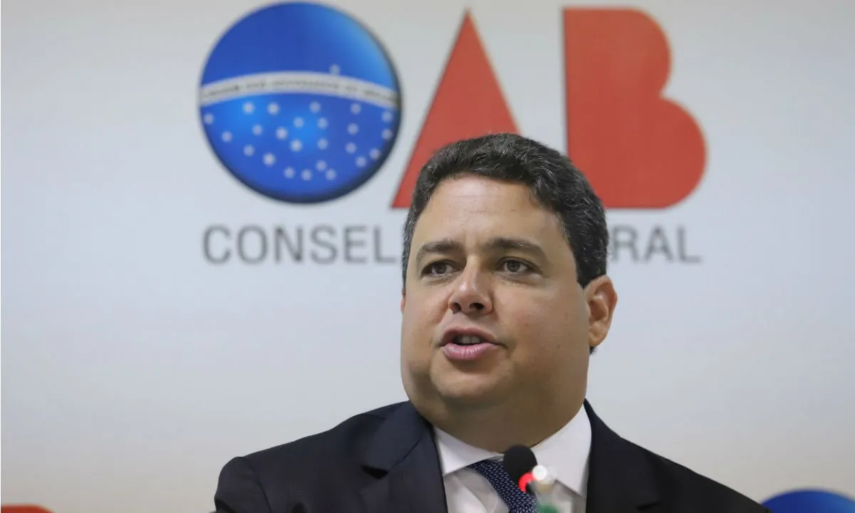 movimento ataca diretamente a gestão de Felipe Santa Cruz, acusado de politizar a ação da oab
