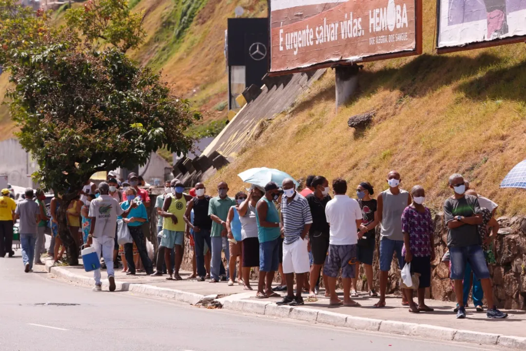 Idosos a espera da vacina no 5º Centro de Saúde Clementino Fraga, na Avenida Centenário I Foto: Olga Leiria I Ag. A Tarde
