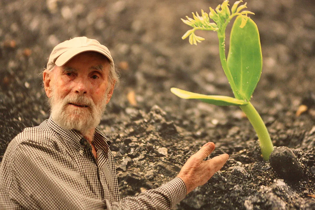 Esta foto mostra todo o entusiasmo e emoção de Frans Krajcberg com a natureza. Ele aponta com simplicidade a beleza da flor | Foto: Arquivo pessoal