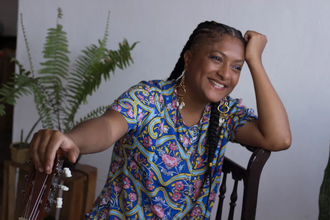 Música nasce das vivências e diálogos da cantora sobre relacionamentos amorosos | Foto: Divulgação