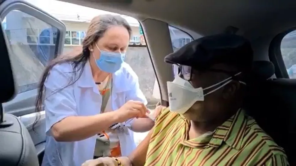 Músico publicou vídeo do momento da dose na própria rede social e comemorou agradecendo aos profissionais, ao SUS e à ciência I Foto: Rede Social