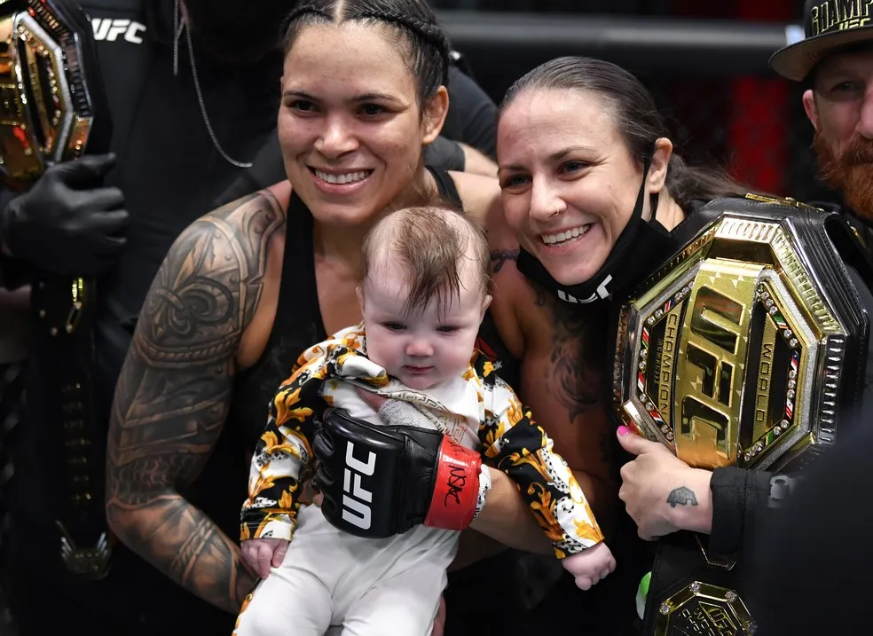 Amanda (à esq) e Nina com a filha Regan, durante vitória da brasileira contra Megan Anderson | Foto: Divulgação | UFC