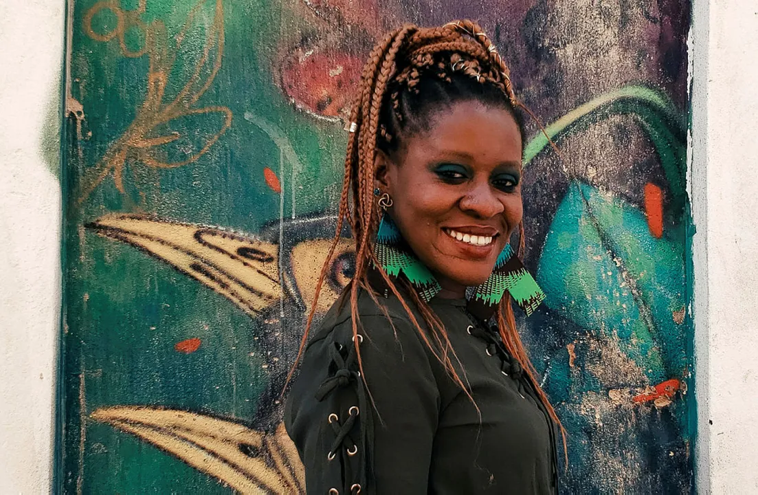 Conectando Bahia e África, Okwei Odili grava álbum recheado de fusões rítmicas | Foto: Carolina Santana | Divulgação