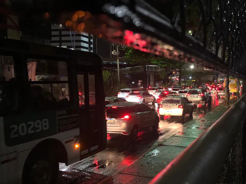 Salvador vive dia com alagamentos e lentidão no trânsito em diversos pontos da cidade | Foto: Nelson Luis | Ag. A TARDE