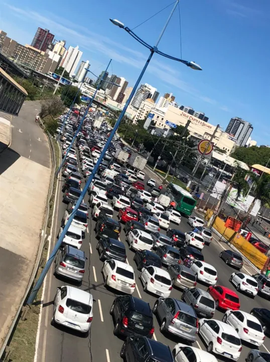 Equipes do Corpo de Bombeiros e policiais estão no local para negociar com o rapaz I Foto: Repórter Cidadão