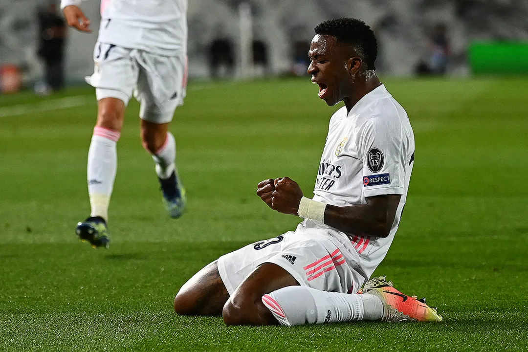 Atacante brasileiro comemora seu gol pelo Real Madrid contra o Liverpool | Foto: Gabriel Bouys | AFP