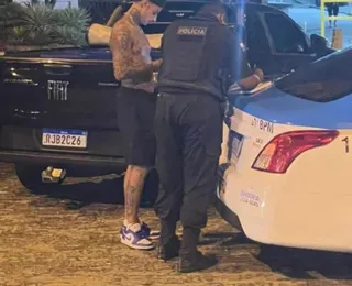 MC PK Delas é detido pela PM com duas mulheres nuas em praia no Rio