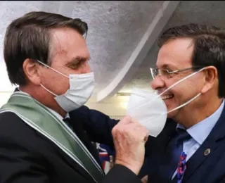 Bolsonaro tira máscara do ministro do Turismo durante cerimônia