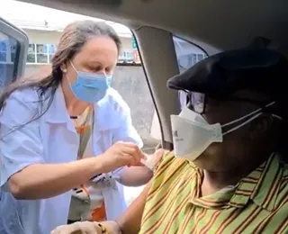 Milton Nascimento recebe segunda dose da vacina contra Covid-19 em Juiz de Fora