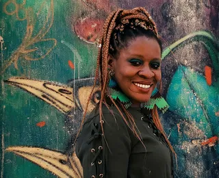 Cantora nigeriana radicada em Salvador, Okwei Odili lança disco em homenagem a Oxumaré