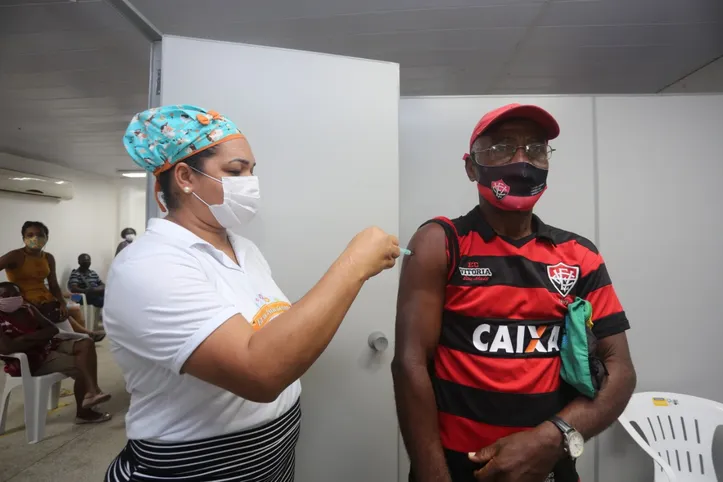 Imagem ilustrativa da imagem Idosos se aglomeraram debaixo de sol quente em fila para vacina contra a Covid-19