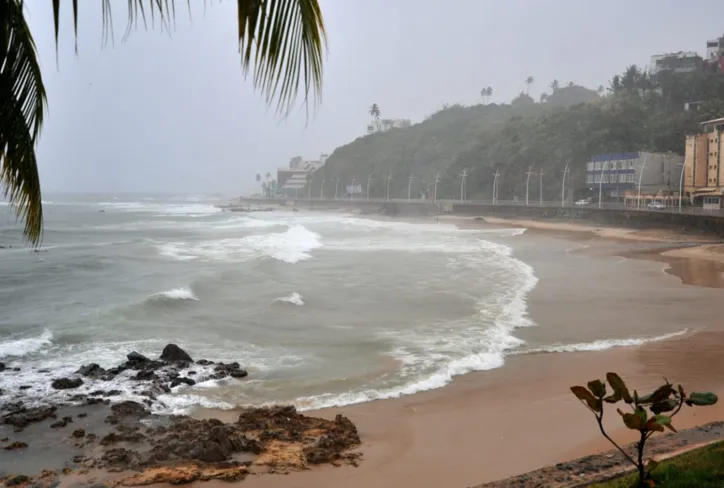 Forte chuva provoca pontos de alagamentos e caos em Salvador