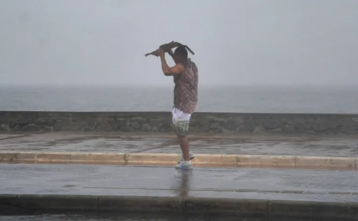 Forte chuva provoca pontos de alagamentos e caos em Salvador