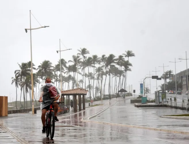 Forte chuva provoca pontos de alagamentos e caos em Salvador