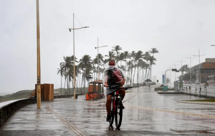 Forte chuva provoca pontos de alagamentos e caos em Salvador