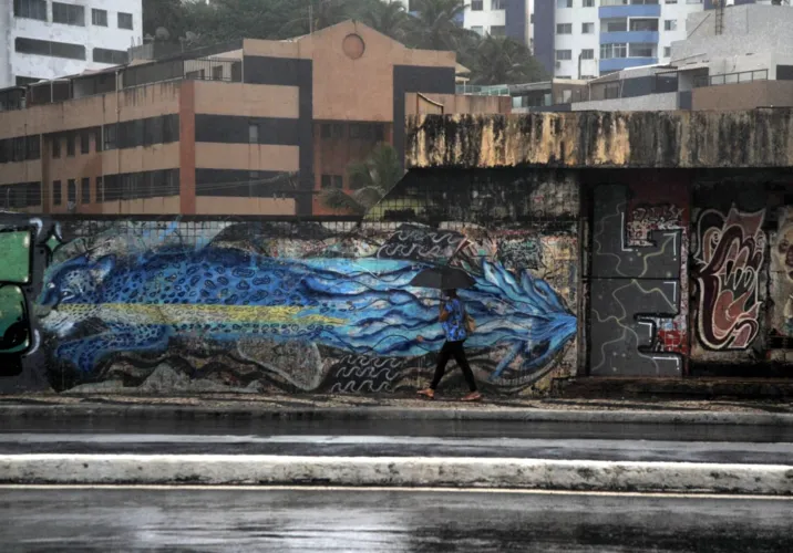 Forte chuva provoca pontos de alagamentos e caos em Salvador