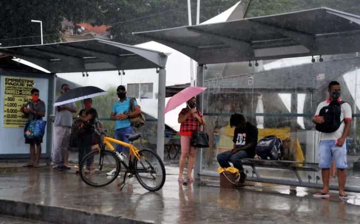 Forte chuva provoca pontos de alagamentos e caos em Salvador