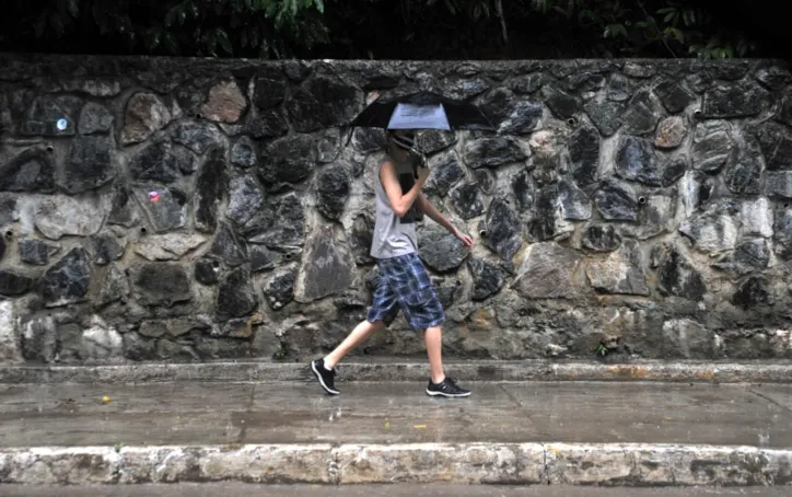 Forte chuva provoca pontos de alagamentos e caos em Salvador