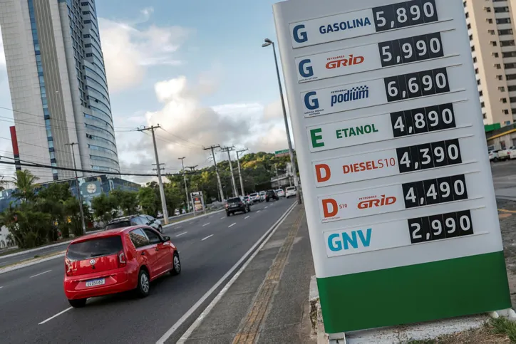 O efeito da lei, em tramitação no Senado, seria a redução de preços na gasolina, no álcool e no diesel | Foto: Uendel Galter | Ag. A TARDE | 16.3.2021