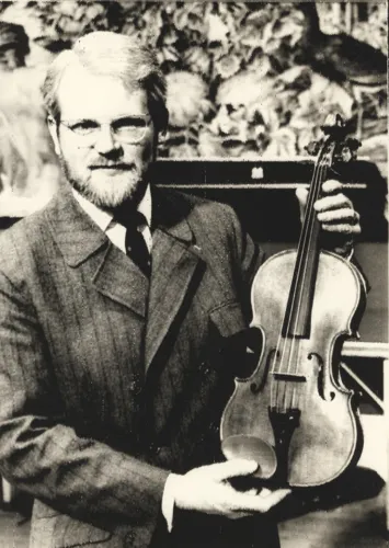 Homem exibe um violino Stradivarius de 1721 considerado original; foram feitos cerca de 1.200 | Foto: UPI | Cedoc A TARDE