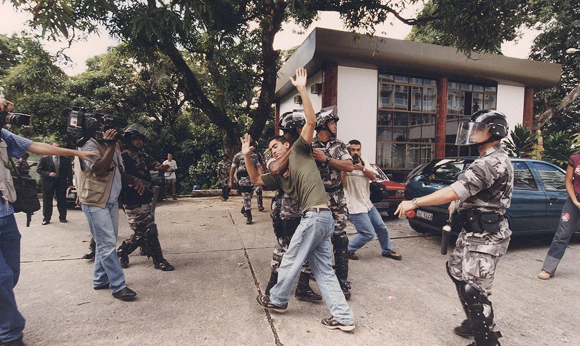 Invasão foi liderada pela tropa de choque da PM | Foto: Carlos Casaes | Cedoc A TARDE | 16.5.2001