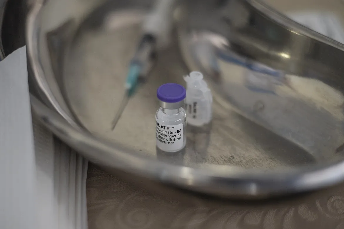 A Anvisa autorizou a aplicação da vacina da Pfizer na faixa etária entre 12 e 15 anos | Foto: Michelle Spatari | AFP
