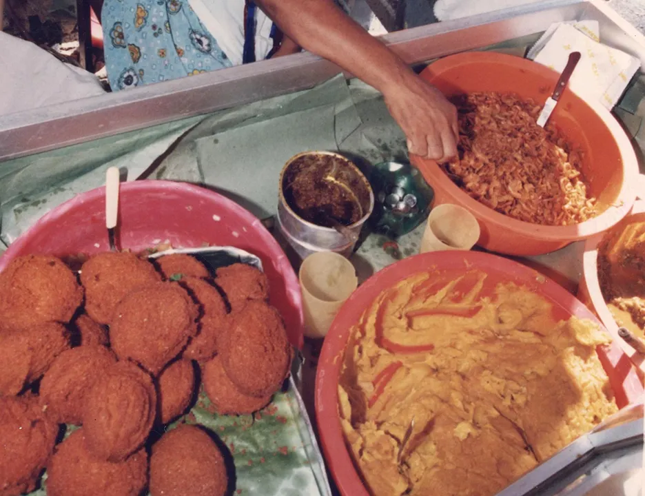 As baianas de acarajé são um símbolo da resistência da cultura africana e da resiliência dos povos negros que foram perseguidos por vários séculos | Foto: Cedoc A TARDE | 13.3.1999