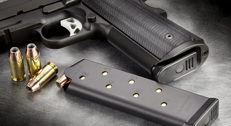 Garota teria mostrado onde ficava a arma do pai para o homem que efetuou os disparos e segue sendo procurado | Foto: Divulgação