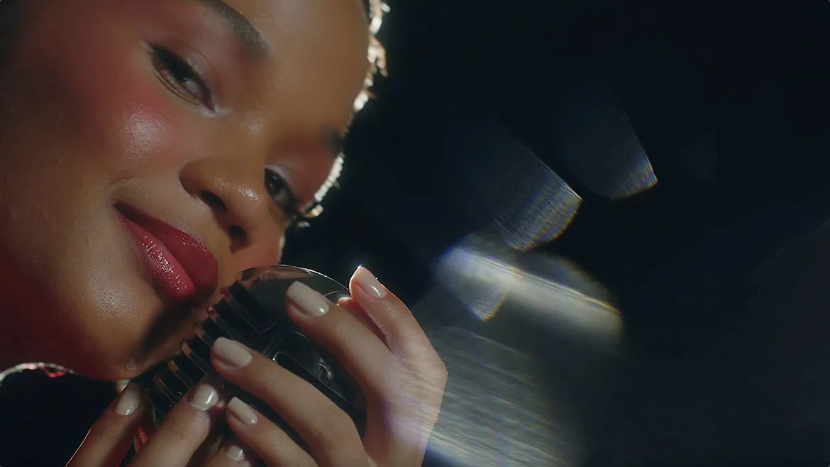 Agnes Nunes em cena no clipe de Vish, seu primeiro single: aposta em um visual classudo | Foto: Bagua Records | Divulgação