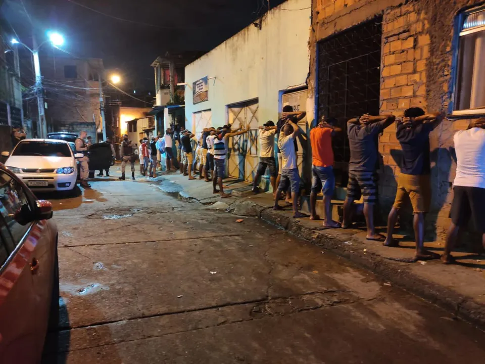 Seis equipamentos sonoros foram apreendidos e a multidão foi dispersada