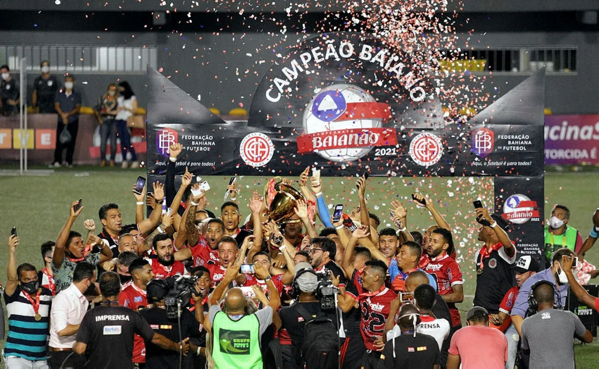 Jogadores comemoram título histórico do Campeonato Baiano, conquistado pelo Atlético pela primeira vez na história do certame Foto: Adilton Venegeroles | Ag. A TARDE