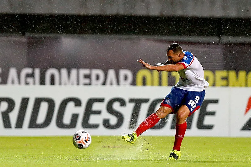 O atacante Gilberto bateu mal o pênalti e perdeu a chance de dar o triunfo ao tricolor em Pituaçu | Foto: Felipe Oliveira | EC Bahia