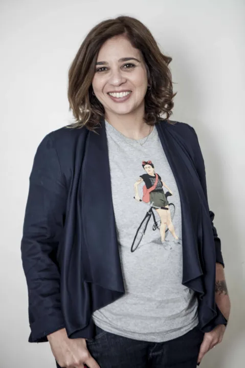 Formada em Jornalismo, Ana Holanda diz que costuma se definir como uma apaixonada pelas palavras.