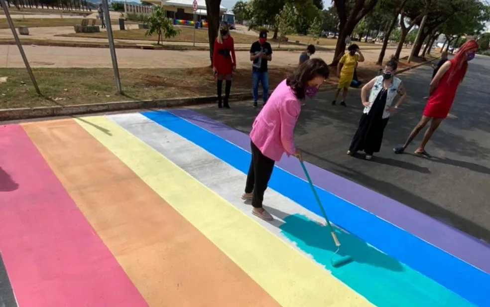 Cores foram aplicadas como parte da celebração do Dia Internacional Contra a LGBTFobia I Foto: Reprodução I Prefeitura de Goiânia