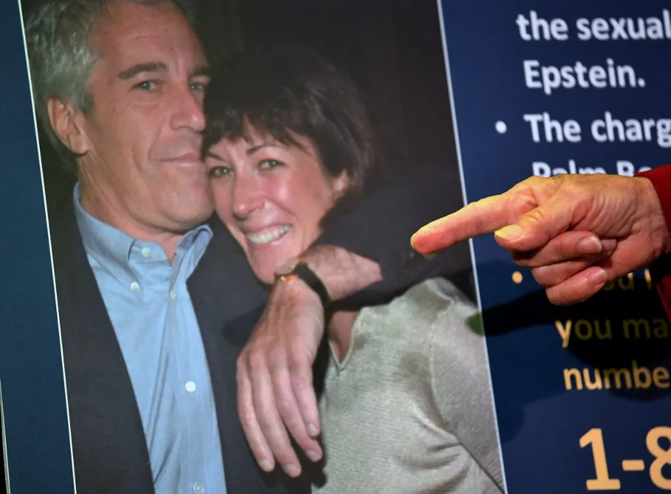 A ex-namorada de Jeffrey Epstein é acusada de ter recrutado jovens para que oferecessem serviços sexuais ao bilionário