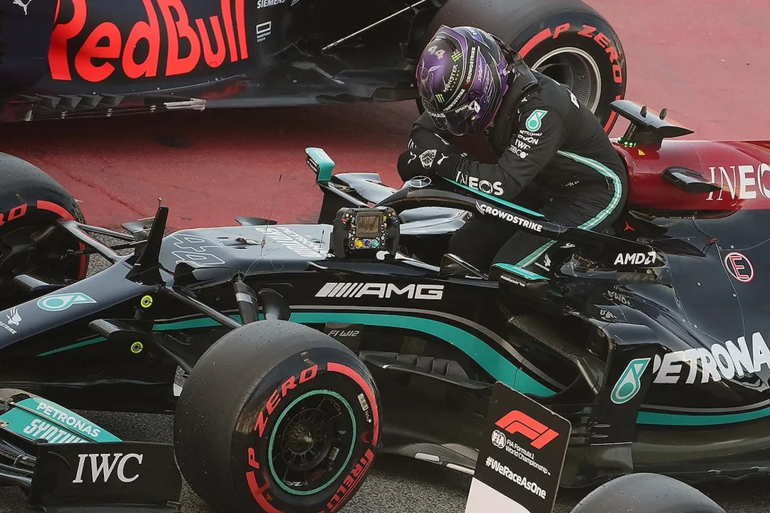 O piloto britânico da Mercedes ficou emocionado após conquistar feito histórico na categoria | Foto: Lluis Gene | AFP