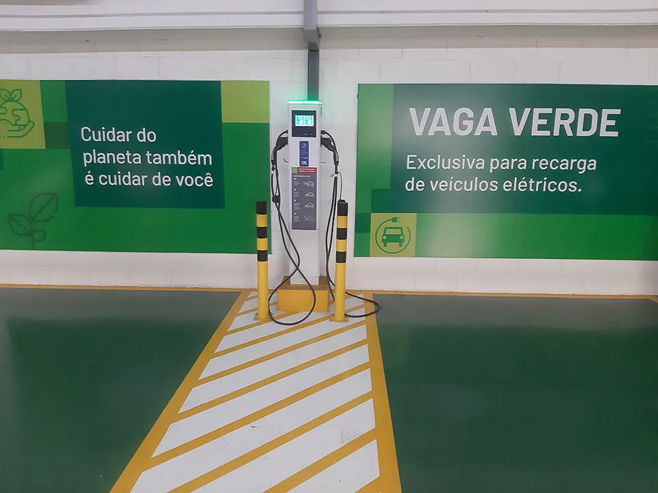 Home Center Ferreira Costa instala ponto de recarga de veículos elétricos, graças a parceria com as marcas BMW, Volvo, WEG e Jaguar | Foto: Divulgação