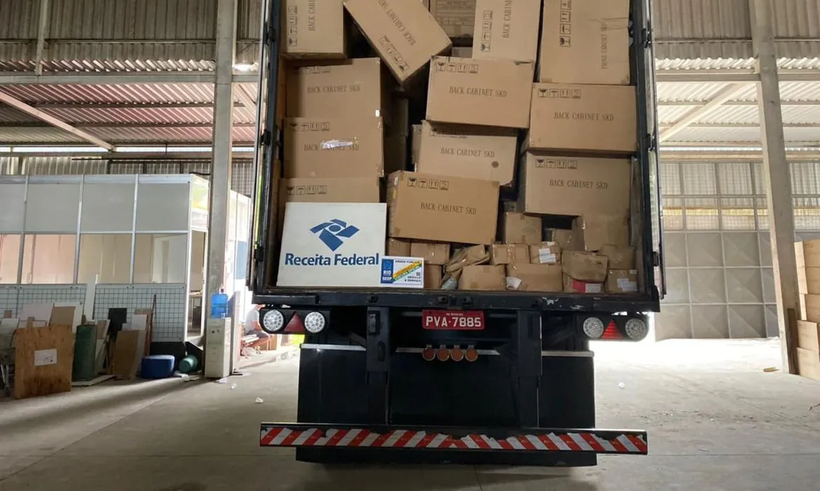 Peças para televisores estavam guardadas em Guaratiba, no Rio I Foto: Divulgação I Receita Federal